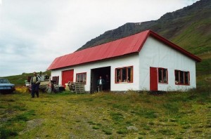 H&eacute;r m&aacute; sj&aacute; verkf&aelig;rageymslu bygg&eth;a &uacute;r timbri og kl&aelig;dda me&eth; j&aacute;rni.
&Aacute; myndinni er Hj&aacute;lmar Finnsson